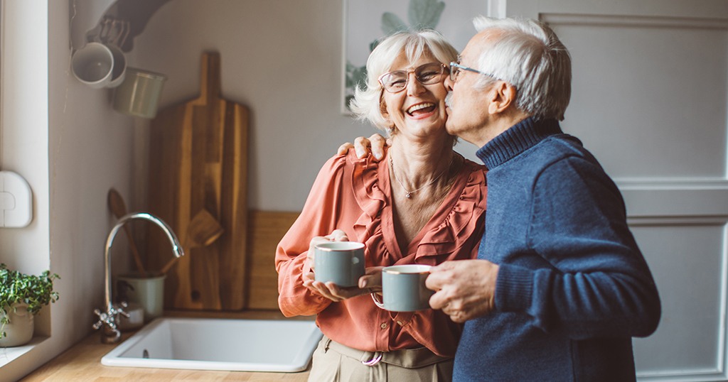 Älteres Ehepaar beim Kaffeetrinken in der Küche