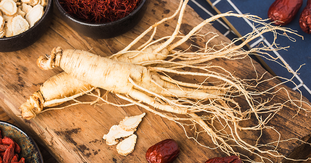 Panax Ginseng-Wurzel auf einem Holzbrett - Natürliches Gehirndoping für Konzentration und Fokus