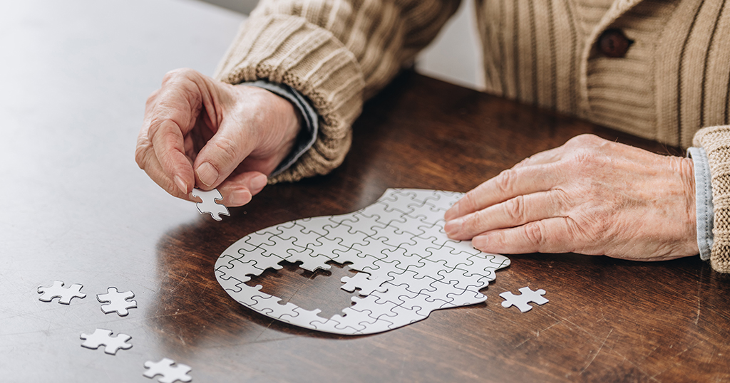 Älterer Mann, der ein Puzzle löst - Gedächtnisfunktionen und ihre Rolle bei Alzheimer und Demenz